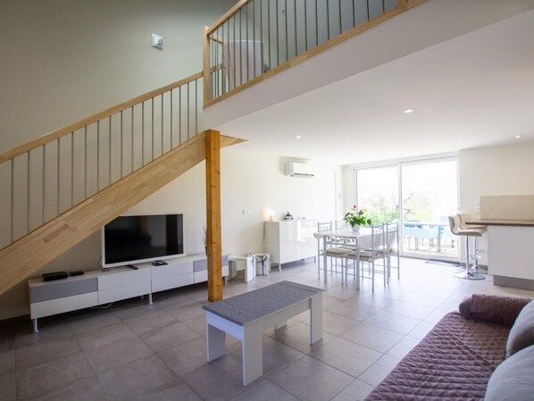 TV - Air-conditioned house with private garden and parking (Saint-Martial-de-Valette)