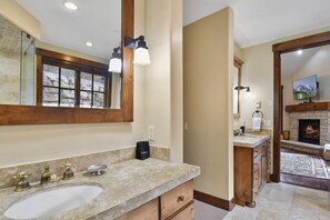 Combined shower/tub, jetted tub, hair dryer, towels - Last-Minute Savings! Luxury Ski-in, Ski-out Cottage with private Hot Tub (Park City)