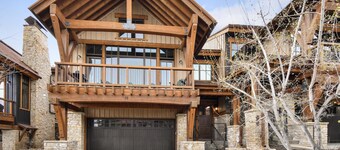 Last-Minute Savings! Luxury Ski-in, Ski-out Cottage with private Hot Tub