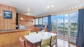 Dining - 10 Powling Street - Great Holiday house for family and friends on South Beach (Port Fairy)