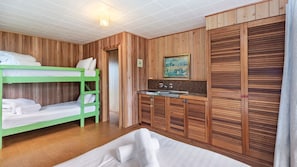 4 bedrooms, iron/ironing board, WiFi, bed sheets