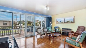 Smart TV - 10 Powling Street - Great Holiday house for family and friends on South Beach (Port Fairy)