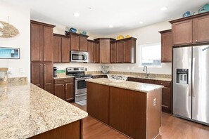 Køleskab, mikrobølgeovn, ovn, kogeplade