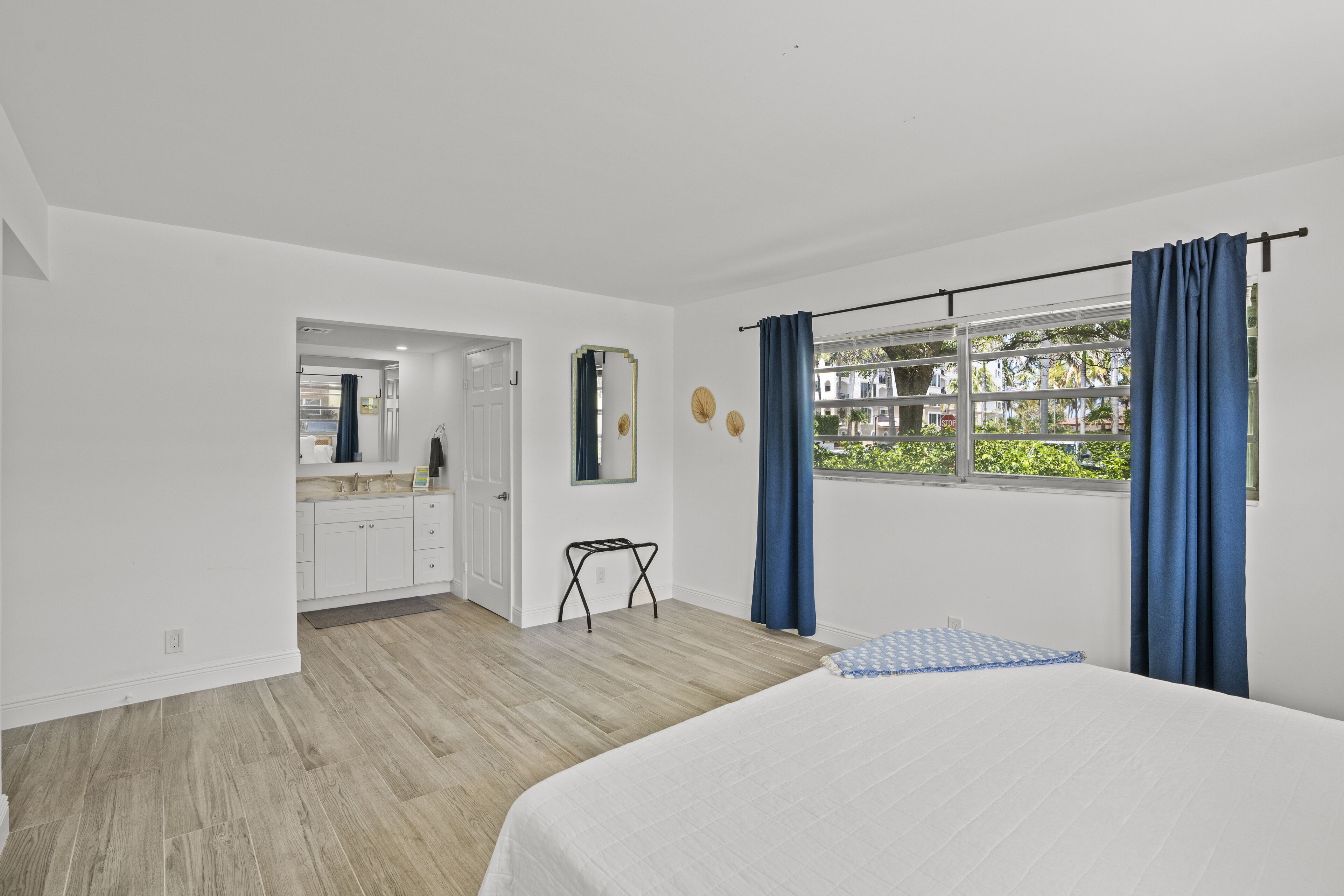 Rest and recharge in our spacious Master Bedroom! 🛌 This inviting room features a large vanity, an ensuite, and a walk-in closet for ultimate comfort and convenience. 💖