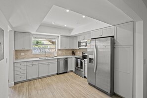 Refrigerador, microondas, horno y parrilla de estufa