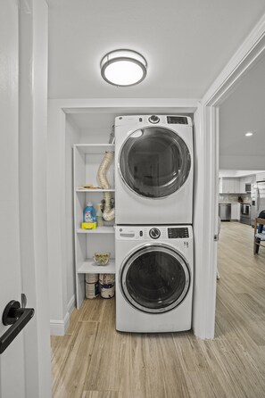 Laundry made easy! 🧺 Our convenient washer and dryer are available for your use, so you can pack lighter and enjoy your stay. ✨ - HOT TUB! 1 Block to the BEACH! King Beds! BBQ! (West Palm Beach)