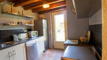 Jääkaappi, mikroaaltouuni, uuni, astianpesukone