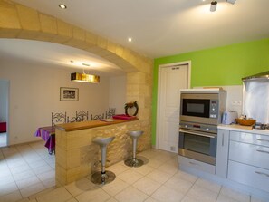 Kylskåp, mikrovågsugn, ugn och diskmaskin