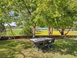 Outdoor dining - Cozy Farmhouse Retreat: WiFi, Outdoor Fun, Near Sarlat & Lascaux (Carlux)
