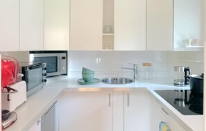 Réfrigérateur, plaque de cuisson, lave-vaisselle, cafetière/bouilloire