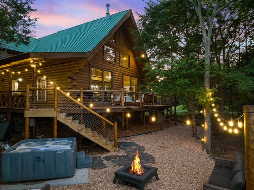 Real Log Cabin | Sleeps 32 | Forest Views/360 Deck + Games & Hot Tub