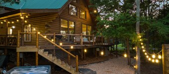 Real Log Cabin | Sleeps 32 | Forest Views/360 Deck + Games & Hot Tub