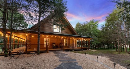 Real Log Cabin | Sleeps 32 | Forest Views/360 Deck + Games & Hot Tub