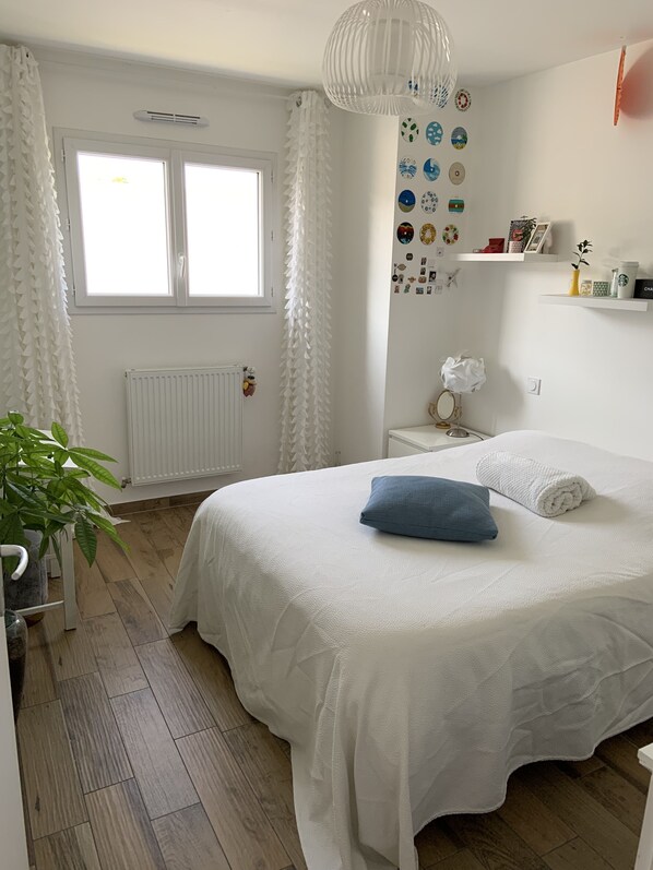 2 bedrooms, iron/ironing board, WiFi, bed sheets