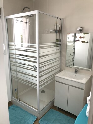 Dusche, Haartrockner, Handtücher, Toilettenpapier