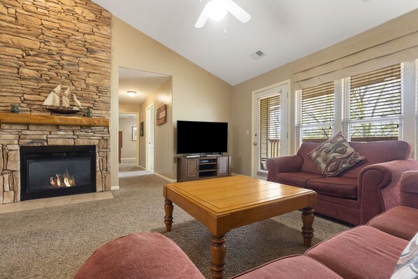 Smart TV, fireplace, DVD player - Golf Condo with Queen Suite - Lock-off Access (Reeds Spring)