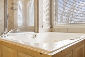 Ducha, bañera de hidromasaje, secador de pelo y toallas