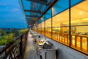 Breakfast and dinner served