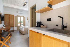 Deluxe Double Room, 1 Queen Bed | Private kitchen | Mini-fridge, espresso maker, electric kettle, toaster - Soil Amorgos  (Amorgos)