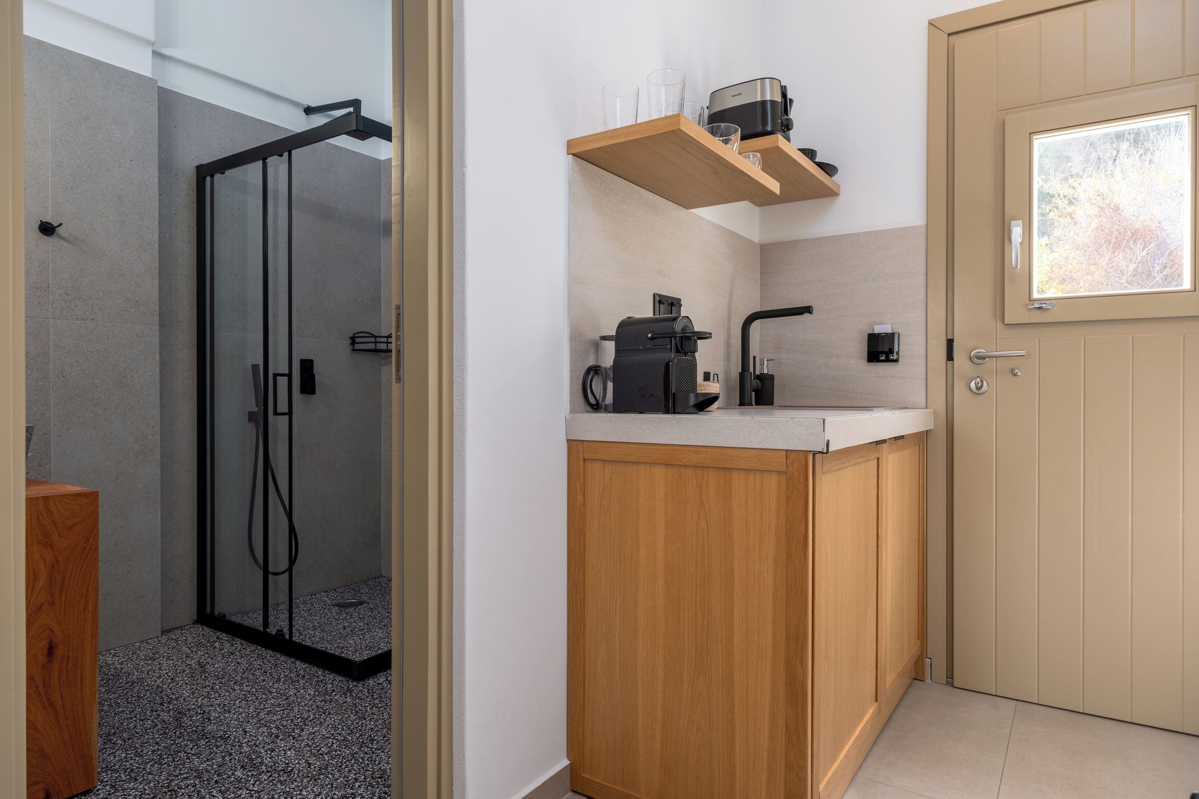 Een kleine badkamer met een douche, toilet en wastafel.