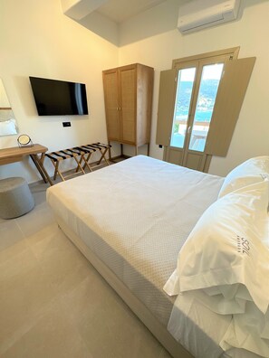 Desk, soundproofing, free WiFi, bed sheets