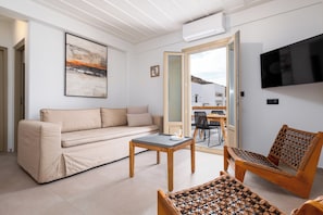 Desk, soundproofing, free WiFi, bed sheets - Soil Amorgos  (Amorgos)