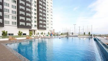 6 outdoor pools