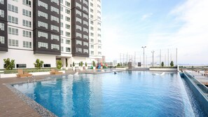 6 outdoor pools