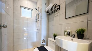 Comfort Apartment | Bathroom | Shower, rainfall showerhead, hair dryer, slippers