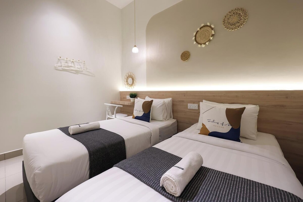 Deluxe Apartment | Egyptian cotton sheets, premium bedding, desk, laptop workspace
