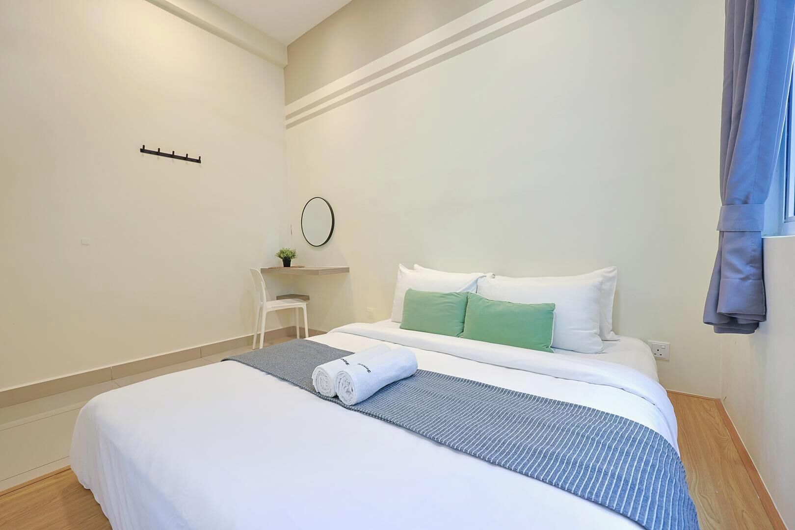 Una habitación de hotel con una cama, un escritorio y una silla.