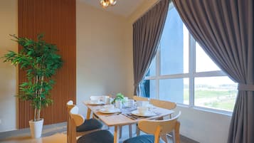 Apartament Comfort | Zona de menjador de l'habitació