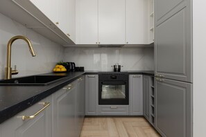 冷蔵庫、オーブン、コンロ、食器洗い機