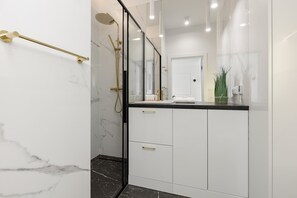 Shower, shampoo