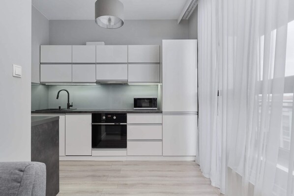Réfrigérateur, four à micro-ondes, un four, surface de cuisson
