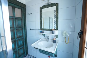 Basic Room | Bathroom