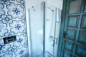 Basic-Zimmer | Badezimmer | Dusche, Regendusche, kostenlose Toilettenartikel, Haartrockner