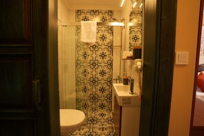 Basic-Zimmer | Badezimmer | Dusche, Regendusche, kostenlose Toilettenartikel, Haartrockner