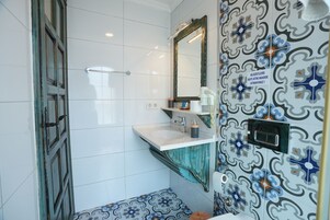 Ducha, cabezal de ducha tipo lluvia, artículos de tocador gratuitos