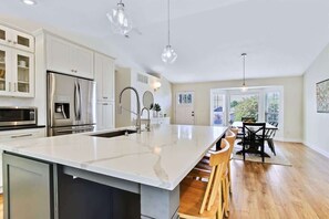 Fridge, microwave, oven, stovetop - Eagle ID Getaway | 4 bed 3 bath | Fully renovated (Eagle)