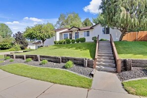 Exterior - Eagle ID Getaway | 4 bed 3 bath | Fully renovated (Eagle)