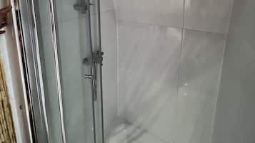 Serviettes fournies, savon, papier toilette
