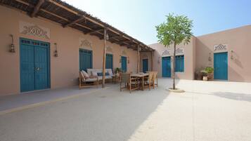 Four Bedroom House | ํ
๋ผ์ค/ํํฐ์ค