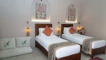 Two Bedroom House | ์ด์งํธ์ฐ ๋ฉด ์ํธ, ๊ณ ๊ธ ์นจ๊ตฌ, ๊ฐ๊ฐ ๋ค๋ฅธ ์คํ์ผ์ ์ธํ
๋ฆฌ์ด, ๊ฐ๊ฐ ๋ค๋ฅด๊ฒ ๊ฐ๊ตฌ ๋น์น