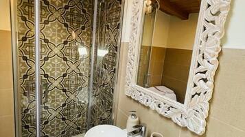 Superior Cottage | Bathroom | Hair dryer, towels, soap, shampoo