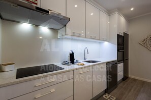 Kühlschrank, Mikrowelle, Ofen, Geschirrspüler