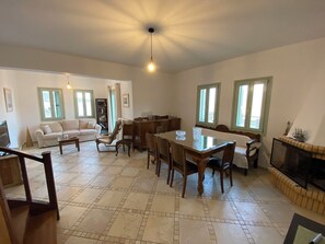 تلفزيون، مدفأة، كُتُب