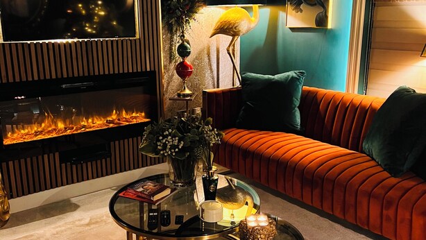 A modern living room with a glass coffee table, a sofa, a fireplace, and a television. - 2 Bed Cosy Cottage, Bawtry - High End Accommodation (Bawtry)