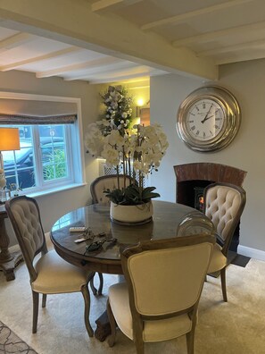 Dining - 2 Bed Cosy Cottage, Bawtry - High End Accommodation (Bawtry)