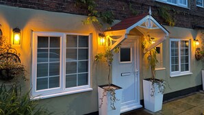 A brick house with white-framed windows, a red roof, and potted plants. - 2 Bed Cosy Cottage, Bawtry - High End Accommodation (Bawtry)
